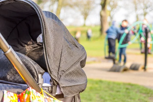 Bébé buggy vue rapprochée dans une aire de jeux ensoleillée Photo De Stock