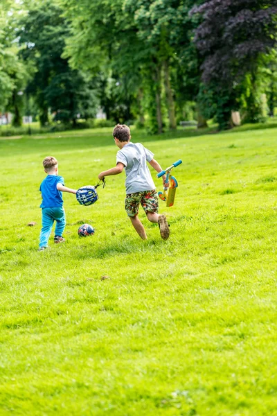 Widok dnia, dwóch chłopców gry piłkarskie lato park — Zdjęcie stockowe