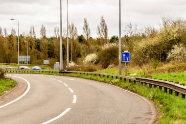 Gün görünümü arka planını İngiltere'de otoyol yol işareti
