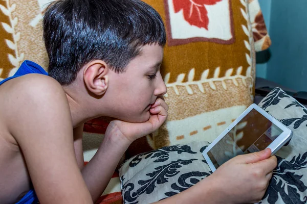 Little Boy viendo tableta digital con expresión facial —  Fotos de Stock