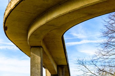 İngiltere'de otoyol üzerinde gün görünümü yaya köprüsü