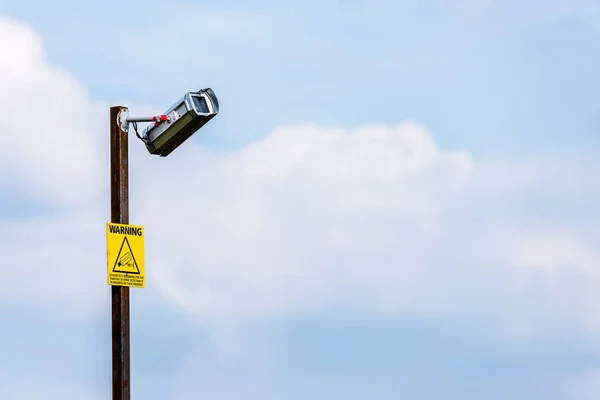 Day view of Broken CCTV camera with yellow notice – stockfoto