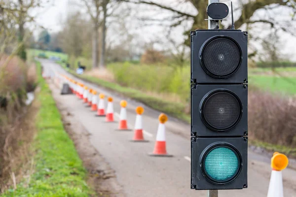 Reino Unido Estradas Roadworks semáforos verdes Cones Imagens De Bancos De Imagens Sem Royalties