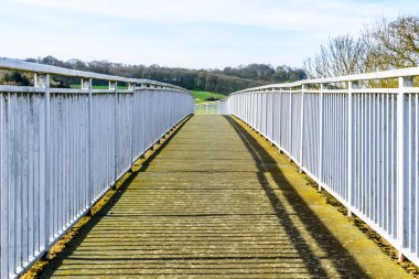 İngiltere'de otoyol üzerinde gün görünümü yaya köprüsü