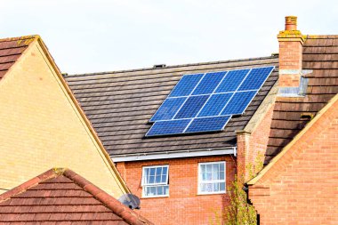İngiltere'de güneş enerjisi paneli güneşli çatı üzerinde