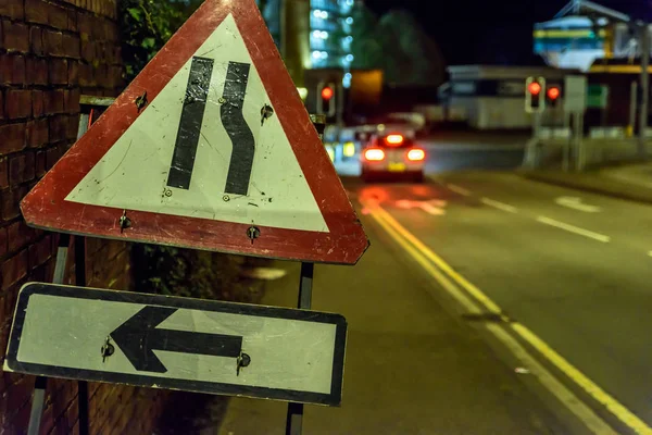 Nachtsicht Straße verengt Baustellenschild — Stockfoto