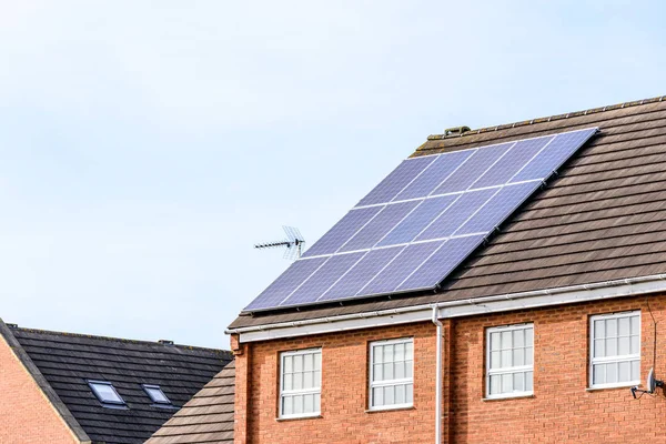 Painel de energia solar do Reino Unido no telhado ensolarado Fotos De Bancos De Imagens