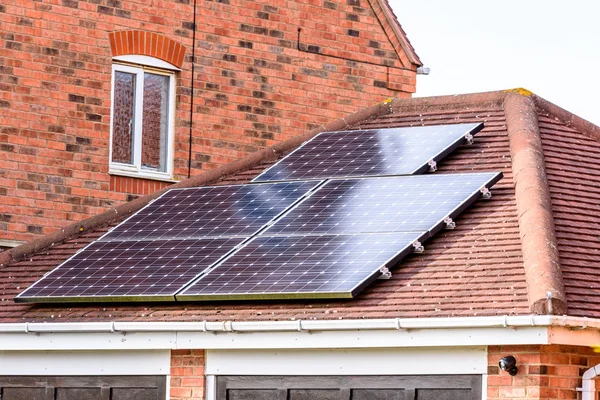 Panneau solaire britannique sur le toit ensoleillé Images De Stock Libres De Droits