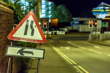 İngiltere'de Roadworks işareti gece View yolu daraltır