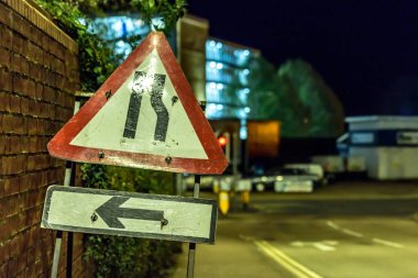İngiltere'de Roadworks işareti gece View yolu daraltır