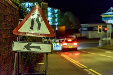 İngiltere'de Roadworks işareti gece View yolu daraltır