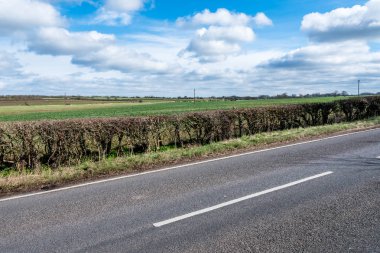 Boş İngiltere'de köy yolunda görünümünü güneşli bir gün