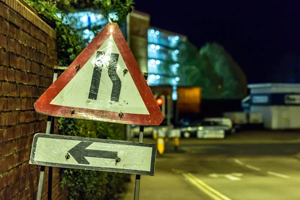 밤 보기도로 좁은 영국 Roadworks 기호 — 스톡 사진