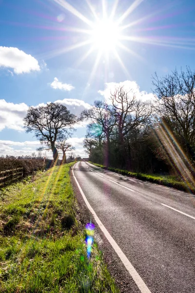 Boş İngiltere'de köy yolunda görünümünü güneşli bir gün