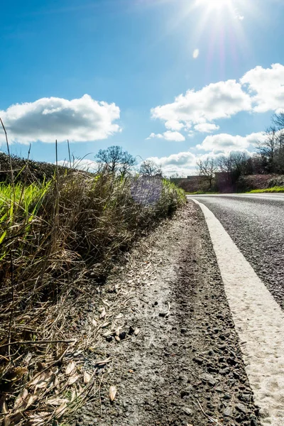 Weergave van de zonnige dag van lege Uk landweg — Stockfoto