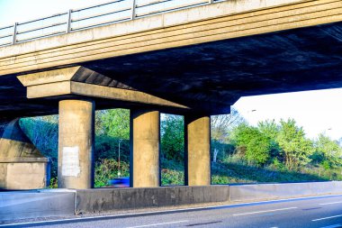 İngiltere'de otoyol kavşağı altında boş köprü akşam