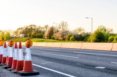 Akşam görünümü İngiltere'de otoyol Hizmetleri Roadworks koniler