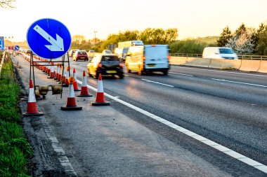 Akşam görünümü İngiltere'de otoyol Hizmetleri Roadworks koniler