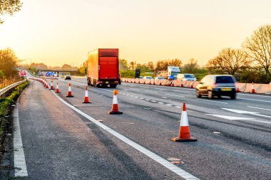 Akşam görünümü İngiltere'de otoyol Hizmetleri Roadworks koniler