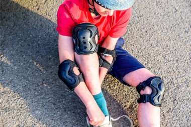 Gün görünümü genç çocuk değişiklik önyükleme üzerinde otopark