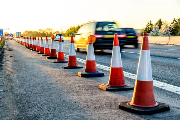 Akşam görünümü İngiltere'de otoyol Hizmetleri Roadworks koniler