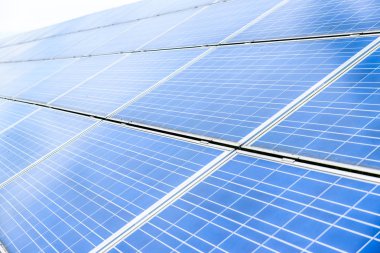 Gün görünümü güneş paneli sistemi İngiltere'de sahada yüklü