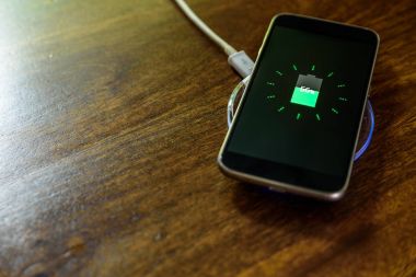 Şarj bir yastık üzerinde şarj Smartphone. Kablosuz şarj