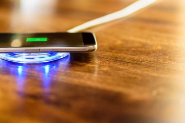 Şarj bir yastık üzerinde şarj Smartphone. Kablosuz şarj