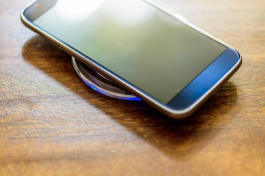 Şarj bir yastık üzerinde şarj Smartphone. Kablosuz şarj