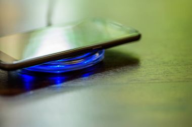 Şarj bir yastık üzerinde şarj Smartphone. Kablosuz şarj