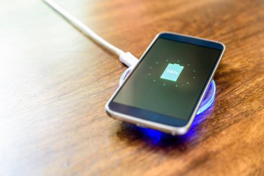 Şarj bir yastık üzerinde şarj Smartphone. Kablosuz şarj