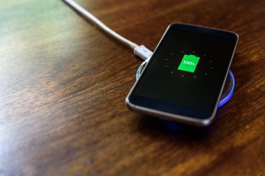 Şarj bir yastık üzerinde şarj Smartphone. Kablosuz şarj