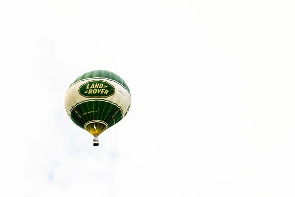 Hipódromo, Northampton, Inglaterra, Reino Unido - 01 de julio: Globo de aire caliente con el logotipo de Land Rover volando sobre Northampton Town Festival — Foto de Stock