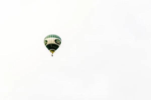 Hipódromo, Northampton, Inglaterra, Reino Unido - 01 de julio: Globo de aire caliente con el logotipo de Land Rover volando sobre Northampton Town Festival — Foto de Stock