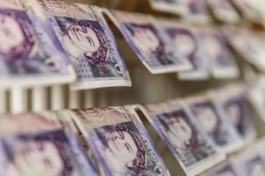 İngiliz Sterlini pound notlar üzerinde elbise kurutma makinesi. Para aklama kavramı
