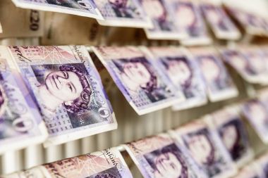 İngiliz Sterlini pound notlar üzerinde elbise kurutma makinesi. Para aklama kavramı