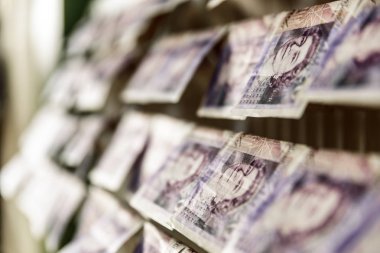 İngiliz Sterlini pound notlar üzerinde elbise kurutma makinesi. Para aklama kavramı