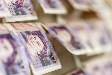 İngiliz Sterlini pound notlar üzerinde elbise kurutma makinesi. Para aklama kavramı