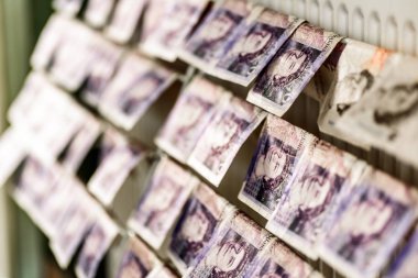 İngiliz Sterlini pound notlar üzerinde elbise kurutma makinesi. Para aklama kavramı