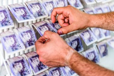 İngiliz Sterlini Pound üzerinde insan eli notlar üzerinde elbise kurutma makinesi. Para aklama kavramı