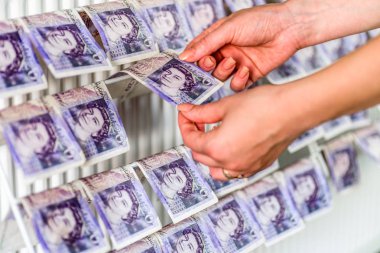 İngiliz Sterlini Pound üzerinde insan eli notlar üzerinde elbise kurutma makinesi. Para aklama kavramı
