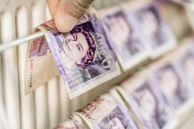 Suç ellerinde eldiven İngiliz Sterlini pound üzerinde notlar üzerinde elbise kurutma makinesi. Para aklama kavramı