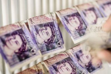 İngiliz Sterlini pound notlar üzerinde elbise kurutma makinesi. Para aklama kavramı