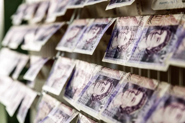 İngiliz Sterlini pound notlar üzerinde elbise kurutma makinesi. Para aklama kavramı