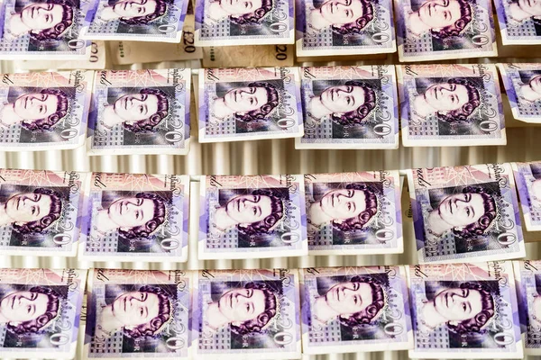 Brittiska Sterling pund noterar på kläder torktumlare. Pengar tvättning koncept — Stockfoto