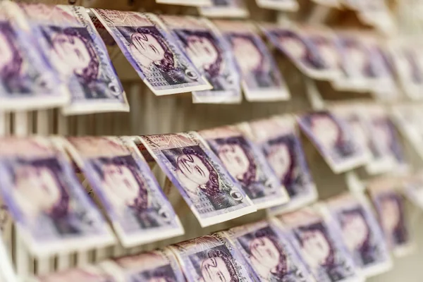 İngiliz Sterlini pound notlar üzerinde elbise kurutma makinesi. Para aklama kavramı