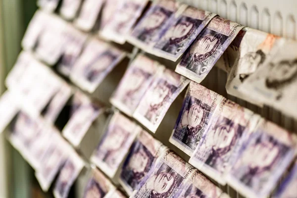 İngiliz Sterlini pound notlar üzerinde elbise kurutma makinesi. Para aklama kavramı