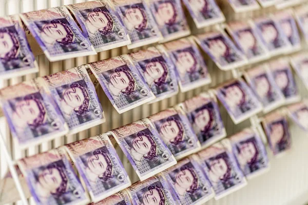 İngiliz Sterlini pound notlar üzerinde elbise kurutma makinesi. Para aklama kavramı