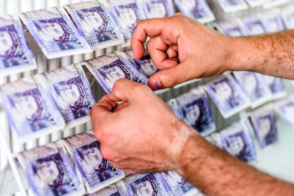 İngiliz Sterlini Pound üzerinde insan eli notlar üzerinde elbise kurutma makinesi. Para aklama kavramı