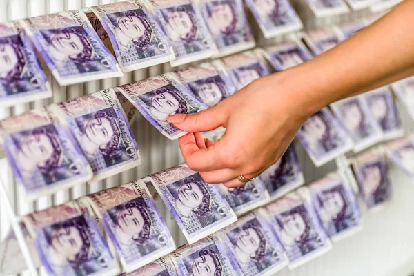 İngiliz Sterlini Pound üzerinde insan eli notlar üzerinde elbise kurutma makinesi. Para aklama kavramı